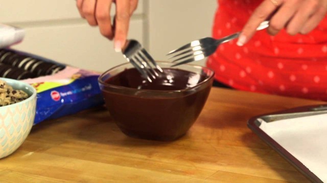 'How to Make Oreos Stuffed With Chocolate Chip Cookie Dough'