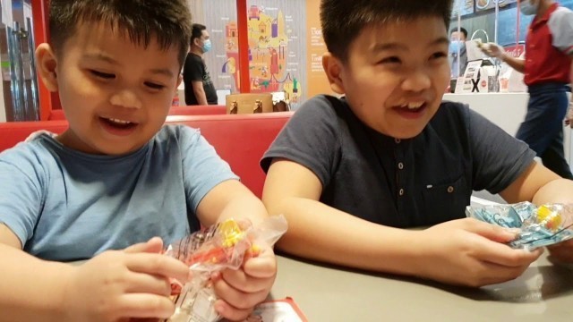'JOLLIBEE MEAL | KIDDIE MEAL TOY\'S REVIEW | FAST FOOD TOY\'S REVIEW| FAMILY PINOY MEAL / KIDS MUKBANG'
