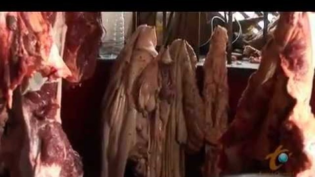 'Ethiopian Food on Bizzare Foods with Andrew Zimmern 2 (Raw Meat)  YouTube'