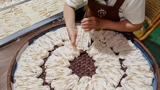 'Traditional lace shaped sliced noodles, Nabeyaki noodles / 關廟刀削麵製作 - Taiwanese food factory'