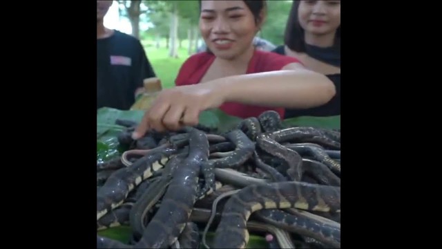 'Oddly Satisfying Snake Barbecue #Bizzare food #Exotic food #shorts'