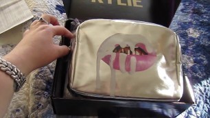 'Kylie Cosmetics Holiday Bundle - Unboxing'