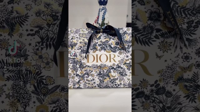 'UNBOXING SHORT | Dior beauty has the prettiest holiday packaging! ⭐️'