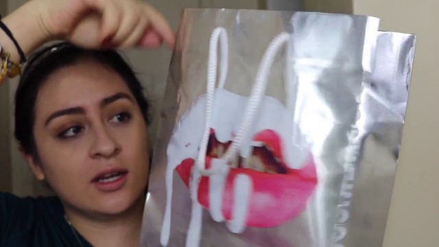 'kylie cosmetics holiday review and tutorial with the holiday palette'
