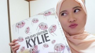 'Kylie Cosmetics Holiday Box Swatches & Review'