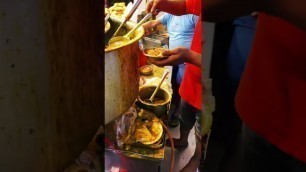 'kachori hanuman mandir CP.    #food#foodi#streetfood#shorts#trending#like'