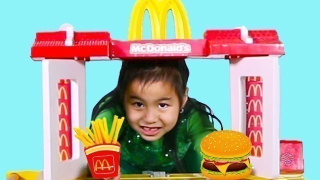 'Jannie & Lyndon Pretend Play with Mcdonalds Fast Food Toy Store'