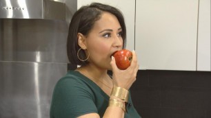 'How to Eat an Apple Properly Without Wasting a Bite'