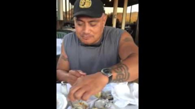 'Man Eats Oysters the Island style.... U won\'t believe it'