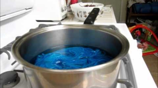 'How To Dye Wool Yarn On A Stove Top With Food Coloring'
