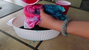 'diy tie dye  with food coloring'