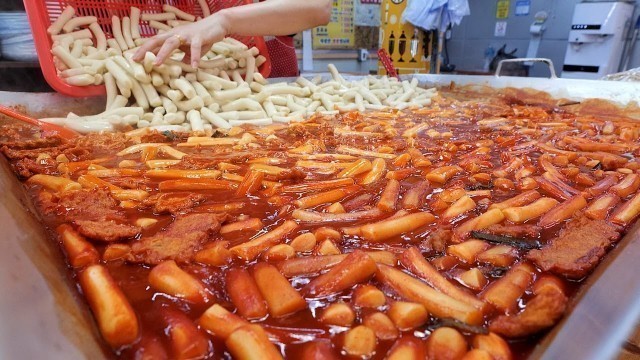'Giant Iron plate Tteokbokki and Homemade Fried Food / 초대형 철판 떡볶이와 수제 튀김 / Korean Street Food'