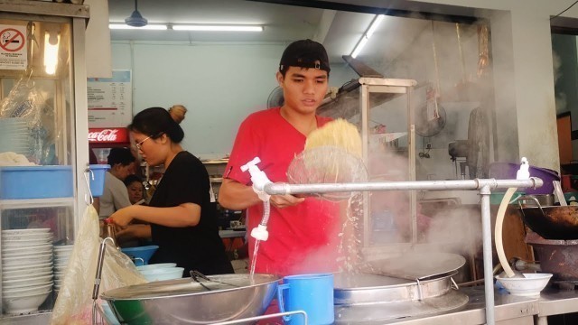 'Street Food Malaysia Penang Young Man Crispy Wonton Noodle 青年炸云吞炸云吞面'