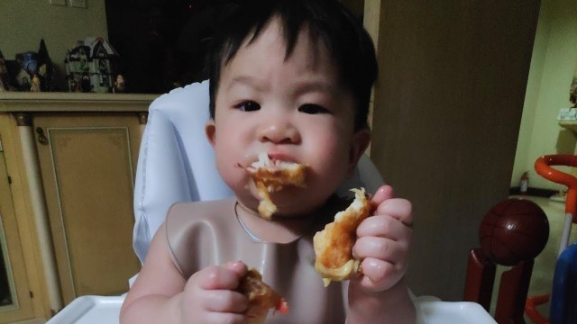 '7 month old baby eating Takoyaki Balls (Baby-Led Weaning Philippines)'