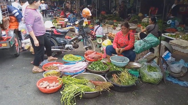'Life In Asian Market - Fresh Food And People Activities - Street Food Tour In Phnom Penh Market'