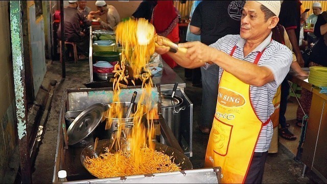 'Stupid Noodles - MELAKA STREET FOOD Tour w/ Chasing a Plate! MOUTHWATERING Malaysian STREET FOOD'