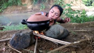 'Survival skills: Baby eggs duck cook on the clay for food - Cooking egg duck eating delicious'