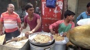 'Aloo Paratha with Chana Curry | 20 Rs Per Plate | Cheap Street Food In Delhi'