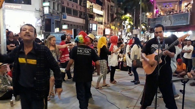 'Malaysia food street kuala lumpur street music #music #live_music #guitar'