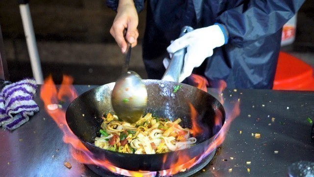 'Chinese Street Food -Fried rice with eggs, fried rice noodles, fried skewer burritos'