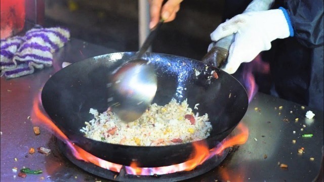 'Chinese Street Food-Fried Rice with Eggs at Roadside Stalls，Chinese burgers, fried buns'