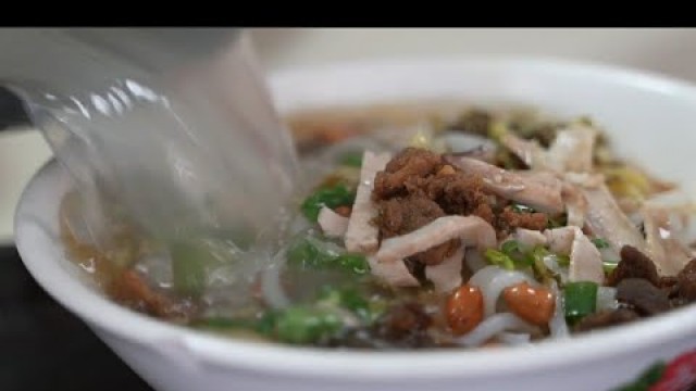 'BEST Rice Noodle in Sanya, China! Deep Chinese Street Food Tour'
