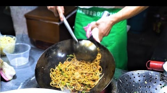 'Chinese Street Food -Night market egg fried rice, Chinese burgers, fried buns'