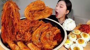 'ASMR 통수육2kg 넣은 김치찜 계란 무말랭이 리얼먹방 :)  Korean food made with 2kg of pork, Braised Kimchi MUKBANG'